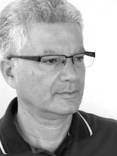 Ο Κωνσταντίνος Χρηστίδης είναι μέλος Ε.Ε.Π. (Ειδικό Εκπαιδευτικό Προσωπικό) του Παιδαγωγικού Τμήματος Δημοτικής Εκπαίδευσης του Πανεπιστημίου Κρήτης.<br />
Είναι απόφοιτος της Ανωτάτης Σχολής Καλών Τεχνών Αθήνας (Ζωγραφική). Κατά τη διάρκεια των προπτυχιακών του σπουδών υπήρξε υπότροφος του Ιδρύματος Κρατικών Υποτροφιών. <br />
Έχει βραβευθεί με τα βραβεία: Παντελή Πρεβελάκη (Δήμος Ρεθύμνου) και Ιδρύματος Γιάννη και Ζωής Σπυρόπουλου. <br />
Με υποτροφία του Ιδρύματος Κρατικών Υποτροφιών (Ι.Κ.Υ) εκπόνησε μεταπτυχιακή εργασία (παραγωγή καλλιτεχνικού έργου) στην Α.Σ.Κ.Τ. Αθήνας. Είναι κάτοχος του μεταπτυχιακού Διπλώματος Ειδίκευσης του τμήματος Φιλοσοφικών και Κοινωνικών Σπουδών του Πανεπιστημίου Κρήτης. Είναι Διδάκτωρ Επιστημών Αγωγής του Παιδαγωγικού Τμήματος Δημοτικής Εκπαίδευσης του Π.Κ. <br />
Τα ερευνητικά του ενδιαφέροντα εστιάζονται στην Εικαστική Παιδεία, στην Ιστορία και Θεωρία της Τέχνης, στη Μεθοδολογία Έρευνας με Βάση την Τέχνη (Art Based Research) καθώς και στην Εικαστική Θεραπεία (Art therapy). <br />
Έχει παρουσιάσει εισηγήσεις μαζί με άλλους εισηγητές σε πανελλήνια και διεθνή συνέδρια. Μελέτες και άρθρα του φιλοξενούνται σε συλλογικούς τόμους ή πρακτικά συνεδρίων στην Ελλάδα και το εξωτερικό.<br />
Έχει λάβει μέρος σε ομαδικές εκθέσεις στην Κρήτη, την Αθήνα και το εξωτερικό. Η ενασχόλησή του με τη σκηνογραφία είναι εξίσου σημαντική καθώς έχει αναλάβει τη σκηνική επιμέλεια σε θεατρικές παραστάσεις του αρχαίου δράματος με διεθνή συμμετοχή. <br />
Είναι μέλος του Επιμελητηρίου Εικαστικών Ελλάδος και της Παιδαγωγικής Εταιρείας Ελλάδος. Χρηστίδης Κωνσταντίνος Image 1